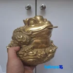 Bronze Zodiac Frog Statue Coin Design 18x18x18 cm - Close-up showing saffron strand quality