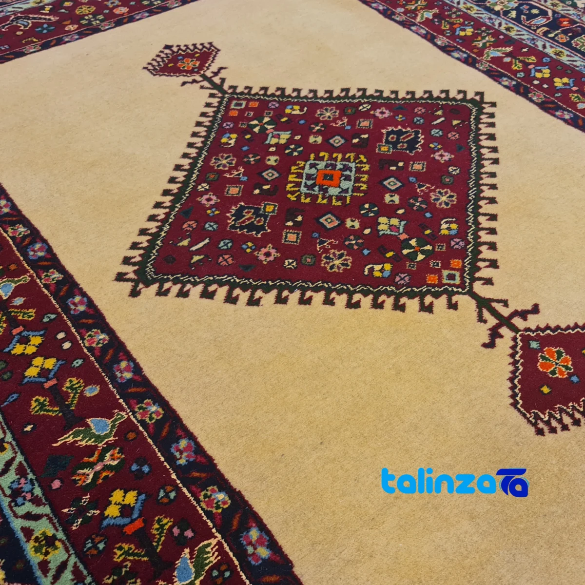Handwoven Persian Rug Unique Design border and finishing (Edge view)
