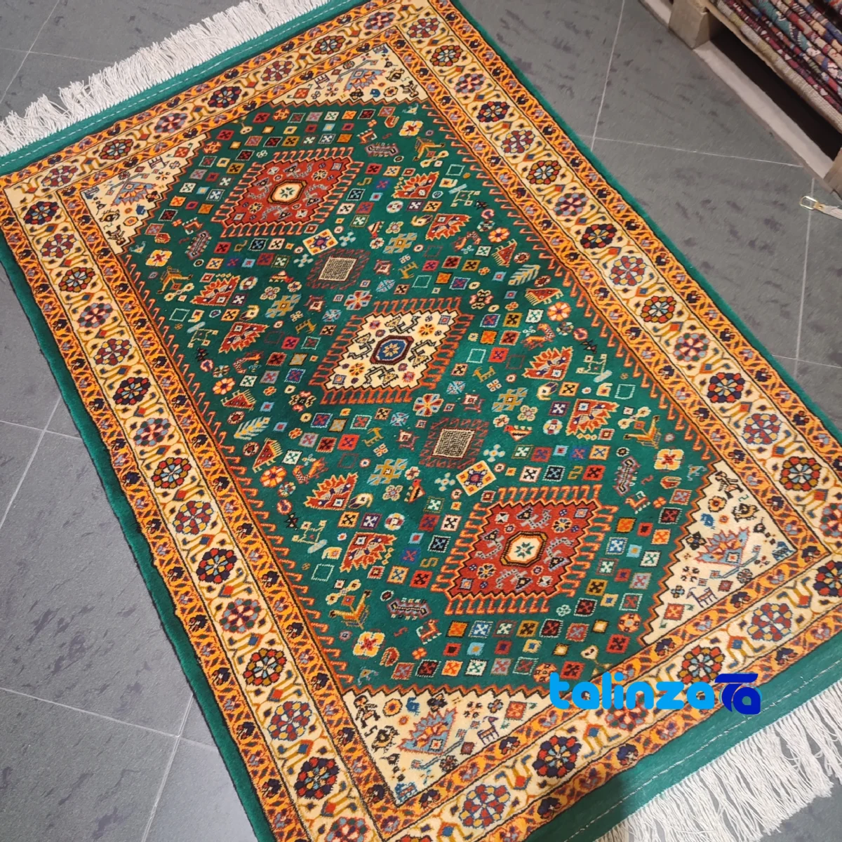 Handwoven Qashqai 1. Rug - Traditional Design - Edge view showing border and finishing