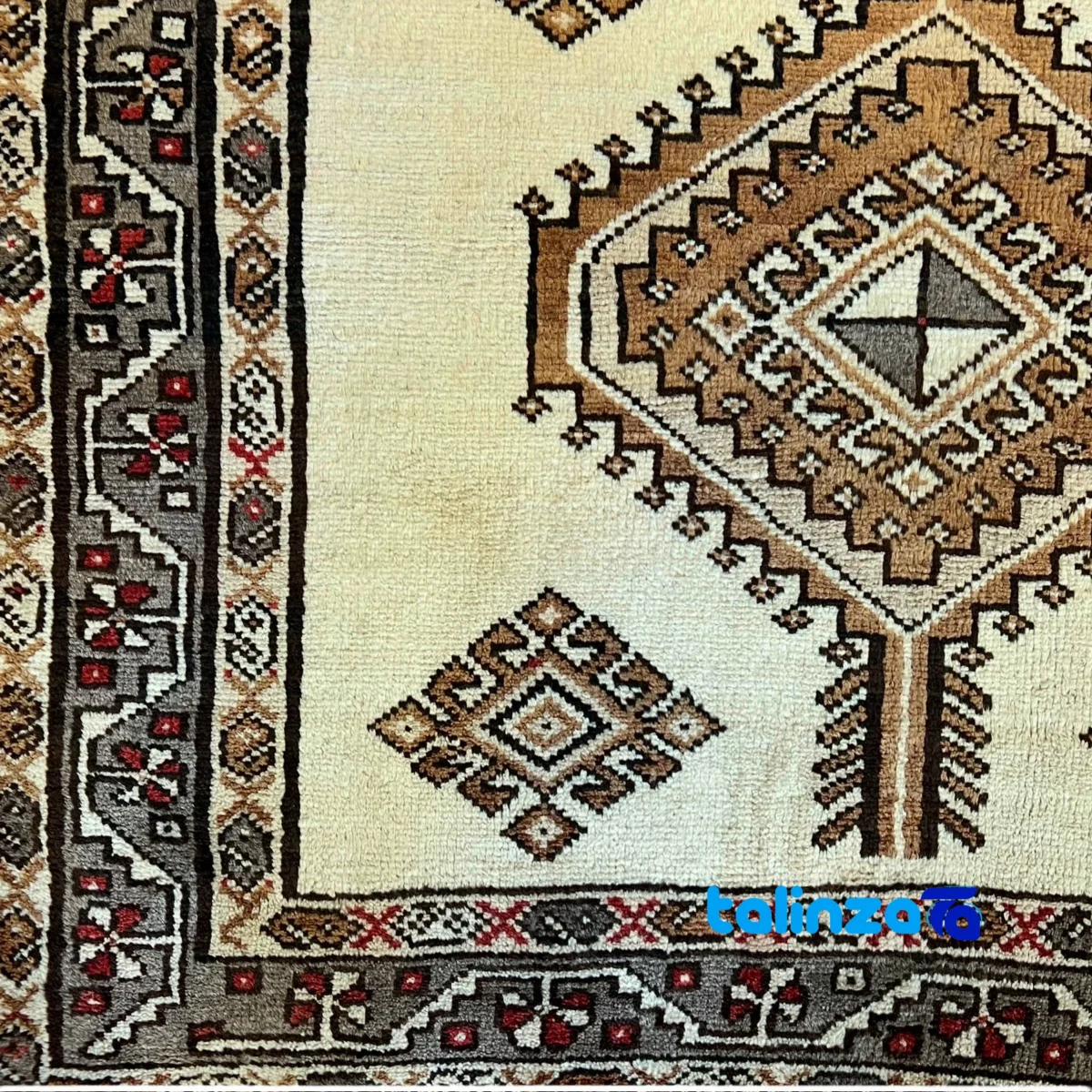 Weave close-up of Shiraz Handmade Carpet Geometric Design Cream material and craftsmanship
