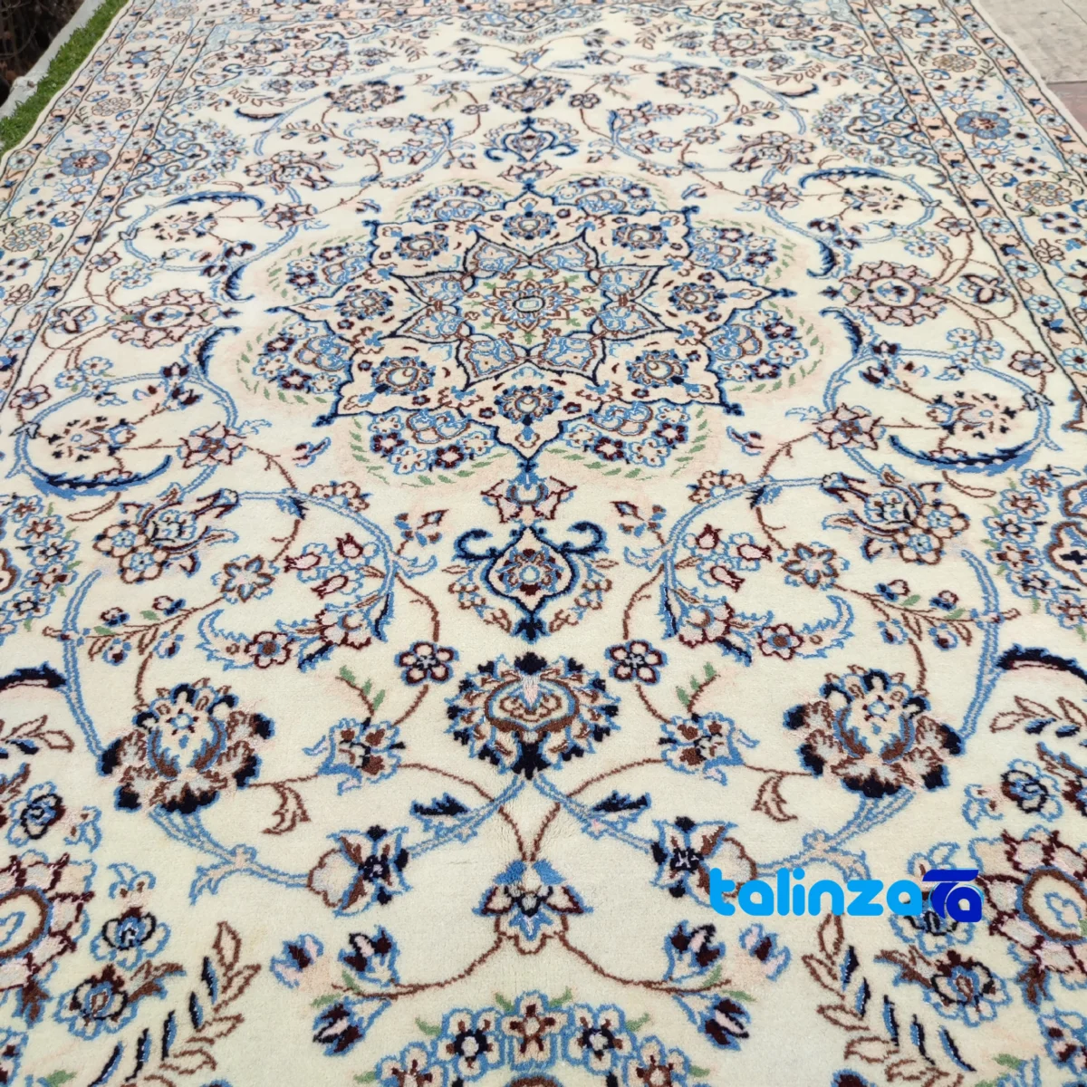 Corner detail of Hirad Handwoven Area Rug Elegant Design binding and edges