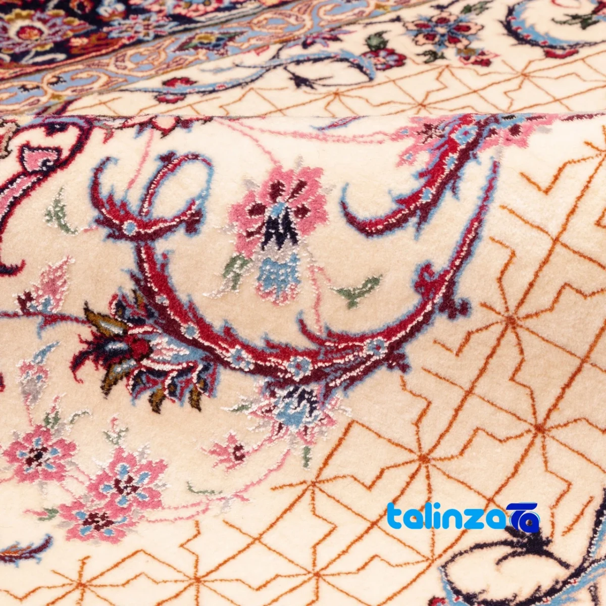 Se Persia Handwoven Rug Floral Design room styling and scale (In-room view)